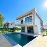 Alaçatı Çamlık Yol Yakını , Tam Müstakil Modern Mimariye Sahip Olan Villamız Yeni Sahibini Bekliyor