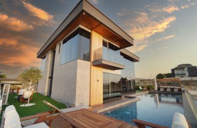 Çeşme Fenerburnu Bölgesinde Ultra Lüks , 5 Oda 2 Salon , Deniz Manzaralı Villa