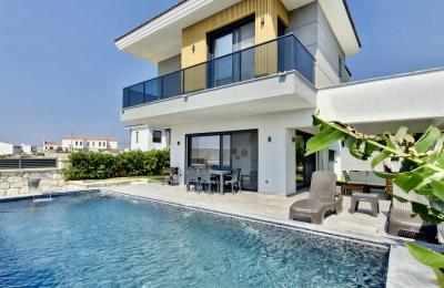 Çeşme Reisdere'de Tam Müstakil , Havuzlu , 3 Oda 1 Salon Otoparklı Villa