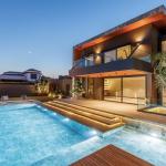 Çeşme Mamurbaba’da Modern Tasarımı ve Ultra Lüks Detaylarıyla Öne Çıkan Bu Villa Yeni Sahibini Bekliyor.