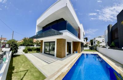 Çeşme Ilıca'da , Tam Müstakil , Geniş Bahçe Alanına Sahip , 4 Oda 1 Salon Villa