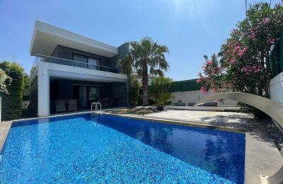 Çeşme Alaçatı Göbene’de Çamlık Yol Yakını 4 Oda 1 Salon Tam Müstakil , Havuzlu Villa