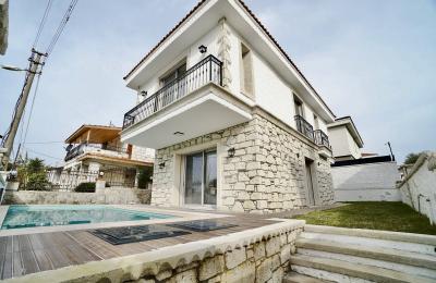 Çeşme Yalı'da , Taş Mimari , Denize 250m Mesafede , Havuzlu Villa