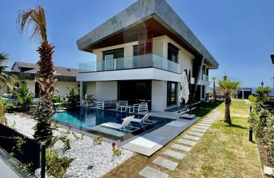 Çeşme Paşalimanında 6 Oda 2 Salon Harikan Deniz ve Doğa Manzaralı Havuzlu Villa