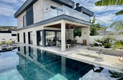Çeşme Reisdere'de 4 Oda 1 Salon , Tam Müstakil , Havuzlu , Lüks Villa