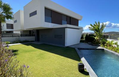 Çeşme Reisdere'de , 4 Oda 1 Salon , Köşe Parsel , Müstakil Havuz Lüks Villa