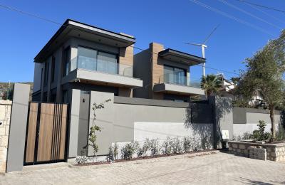 Çeşme / Çiftlikköy’de , Sıfır , Deniz Manzaralı , Müstakil Havuzlu Lüks Villamız Yeni Sahibini Bekliyor.