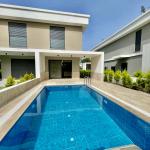 Çeşme Ilıca'da , Çamlık Yol Yakını 3 Oda 1 Salon , Havuz , Sıfır Villa