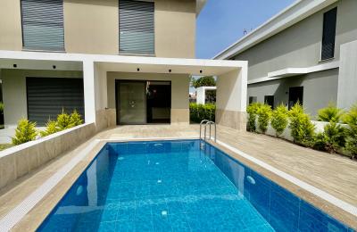 Çeşme Ilıca'da , Çamlık Yol Yakını 3 Oda 1 Salon , Havuz , Sıfır Villa