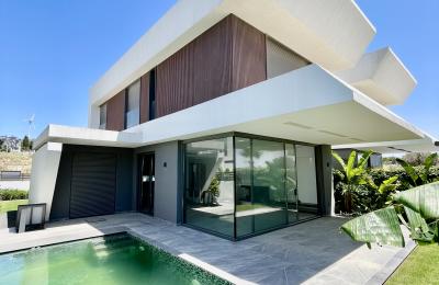 Çeşme Reisdere’de , Modern Mimari , 4 Oda 1 Salon , Müstakil Havuzlu , Lüks Villa