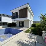 Çeşme Yalı’da , Tam Müstakil , 4 Oda 2 Salon , Havuzlu , Plaja 250m Mesafede Villa