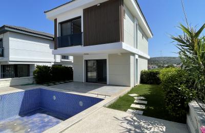 Çeşme Yalı’da , Tam Müstakil , 4 Oda 2 Salon , Havuzlu , Plaja 250m Mesafede Villa