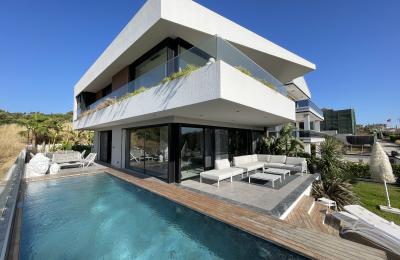 Çeşme Paşalimanı , Panoramik Deniz Manzaralı , Modern Mimariye Sahip Bu Özel Villa Yeni Sahibini Bekliyor