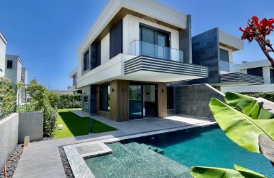 Çeşme Alaçatı Çamlık Yol Yakını , 4 Oda 1 Salon , Modern Mimariye Sahip Villa