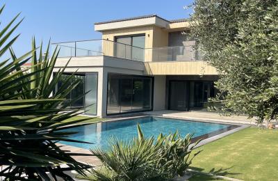 Çeşme Mamurbaba Bölgesinde , Tam Müstakil , Geniş Bahçe Alanlı Lüks Villamız Yeni Sahibini Bekliyor.