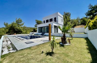 Çeşme Germiyan’da , Deniz Manzaralı , Geniş Bahçe Alanlı , 3 Oda 1 Salon Villa