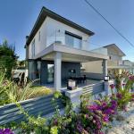 Çeşme Yalı’da Deniz Manzaralı , Plaja 100m , 4 Oda 1 Salon , Havuzlu Villa