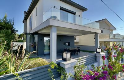 Çeşme Yalı’da Deniz Manzaralı , Plaja 100m , 4 Oda 1 Salon , Havuzlu Villa