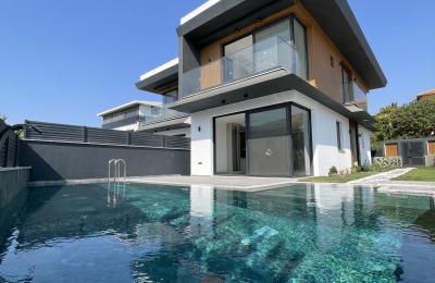 Çeşme Çiftlikköy’de Deniz Manzaralı , Müstakil Havuzlu , Sıfır Villamız Yeni Sahibini Bekliyor.