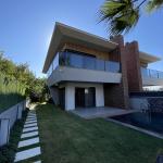 Çeşme Çiftlik’te Modern Mimariye Sahip , Sıfır , Havuzlu Villamız Yeni Sahibini Bekliyor.