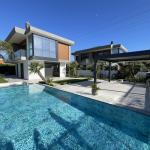 Çeşme Ilıca’da Plaja Çok Yakın Konumda ki Tam Müstakil , Havuzlu , Harika Bahçe Alanına Sahip Lüks Villamız Yeni Sahibini Bekliyor.