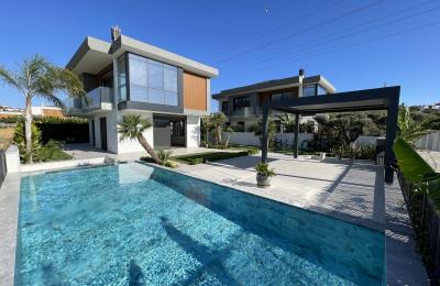 Çeşme Ilıca’da Plaja Çok Yakın Konumda ki Tam Müstakil , Havuzlu , Harika Bahçe Alanına Sahip Lüks Villamız Yeni Sahibini Bekliyor.